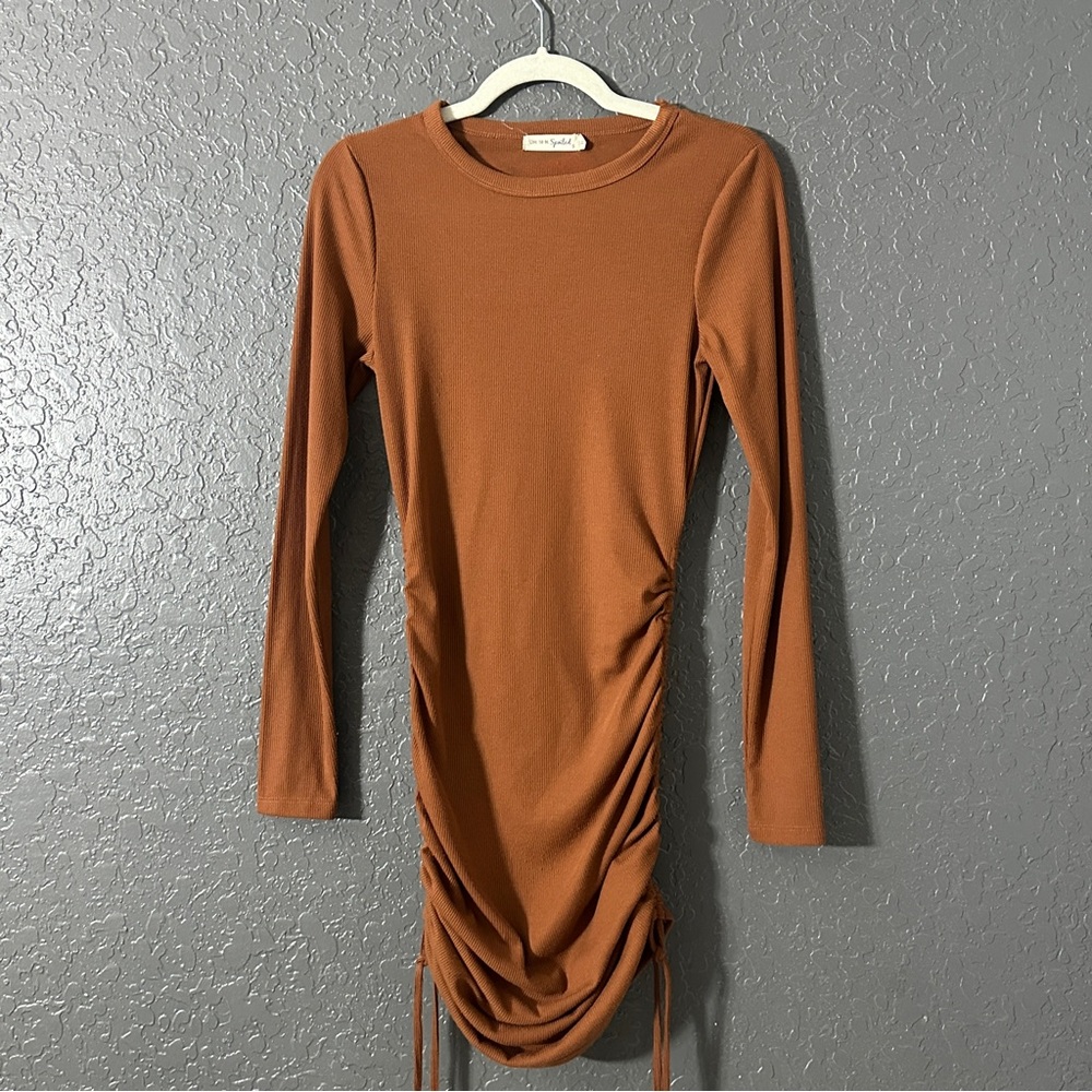 Brown bodycon adjustable long sleeve. Only worn once S. From live to be spoiled